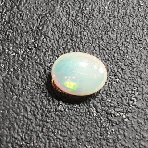 Opal z Etiopii kaboszon 9x7 mm nr 359