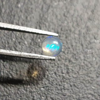 Opal z Etiopii kaboszon fi 5 mm nr 460