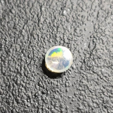 Opal z Etiopii kaboszon fi 5 mm nr 460