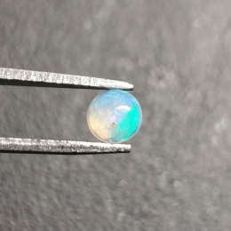 Opal z Etiopii kaboszon fi 5 mm nr 464