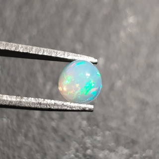 Opal z Etiopii kaboszon fi 5 mm nr 466