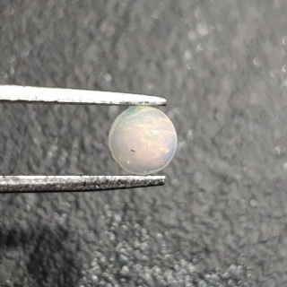 Opal z Etiopii kaboszon fi 5 mm nr 467