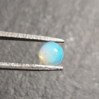 Opal z Etiopii kaboszon fi 5 mm nr 474