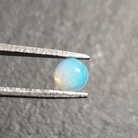 Opal z Etiopii kaboszon fi 5 mm nr 474