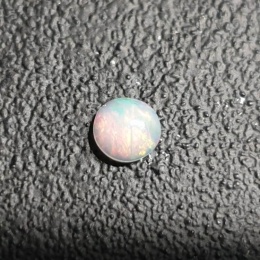 Opal z Etiopii kaboszon fi 5 mm nr 476