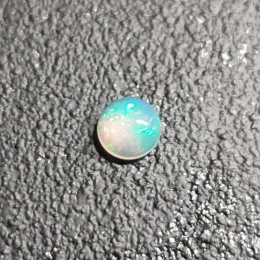Opal z Etiopii kaboszon fi 5 mm nr 477