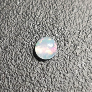 Opal z Etiopii kaboszon fi 5 mm nr 481