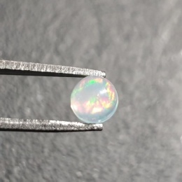 Opal z Etiopii kaboszon fi 5 mm nr 481