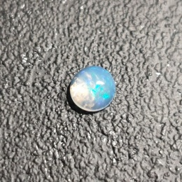 Opal z Etiopii kaboszon fi 5 mm nr 482