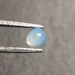 Opal z Etiopii kaboszon fi 5 mm nr 482