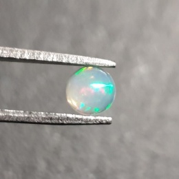 Opal z Etiopii kaboszon fi 5 mm nr 484