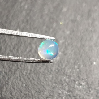 Opal z Etiopii kaboszon fi 5 mm nr 487