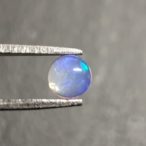 Opal z Etiopii kaboszon fi 5 mm nr 494