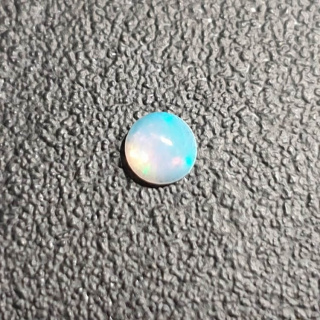 Opal z Etiopii kaboszon fi 5 mm nr 499