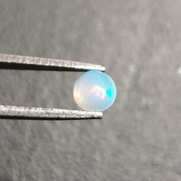 Opal z Etiopii kaboszon fi 5 mm nr 499