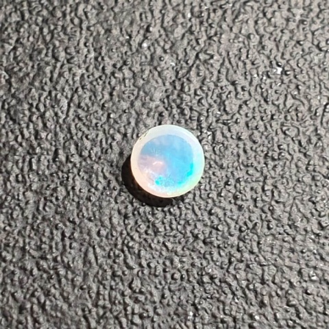 Opal z Etiopii kaboszon fi 5 mm nr 499