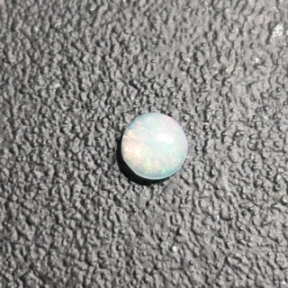 Opal z Etiopii kaboszon fi 5 mm nr 500