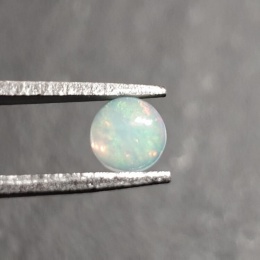 Opal z Etiopii kaboszon fi 5 mm nr 500