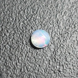 Opal z Etiopii kaboszon fi 5 mm nr 506