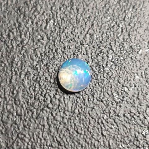 Opal z Etiopii kaboszon fi 5 mm nr 508