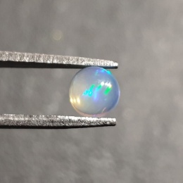 Opal z Etiopii kaboszon fi 5 mm nr 508