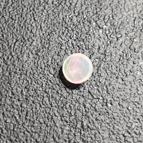 Opal z Etiopii kaboszon fi 5 mm nr 509