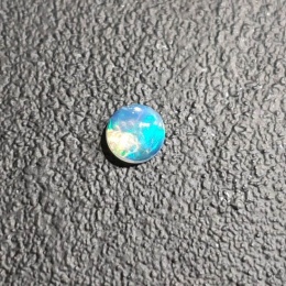Opal z Etiopii kaboszon fi 5 mm nr 510