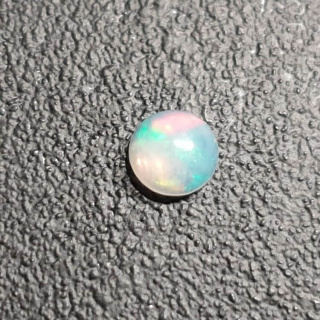 Opal z Etiopii kaboszon fi 6 mm nr 438