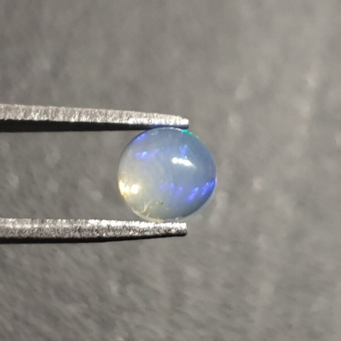 Opal z Etiopii kaboszon fi 6 mm nr 441