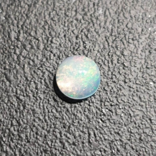 Opal z Etiopii kaboszon fi 6 mm nr 446