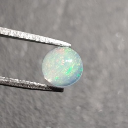 Opal z Etiopii kaboszon fi 6 mm nr 446
