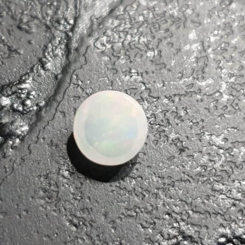 Opal z Etiopii kaboszon fi 6 mm nr 449