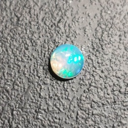 Opal z Etiopii kaboszon fi 6 mm nr 452