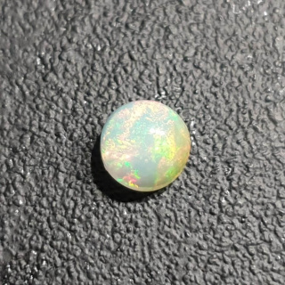 Opal z Etiopii kaboszon fi 7 mm nr 412