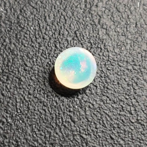 Opal z Etiopii kaboszon fi 7 mm nr 414