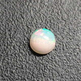 Opal z Etiopii kaboszon fi 7 mm nr 425