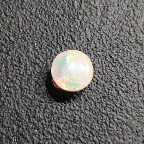 Opal z Etiopii kaboszon fi 7 mm nr 425