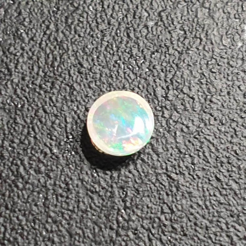 Opal z Etiopii kaboszon fi 7 mm nr 426