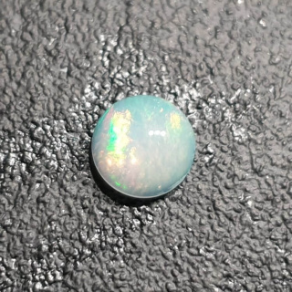 Opal z Etiopii kaboszon fi 8 mm nr 386