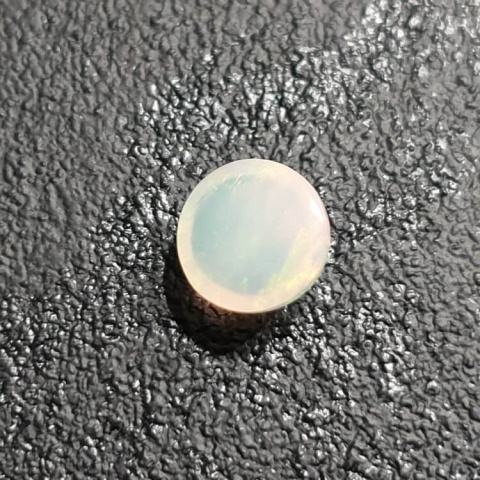 Opal z Etiopii kaboszon fi 8 mm nr 388