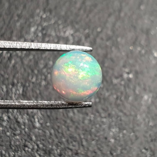 Opal z Etiopii kaboszon fi 8 mm nr 390