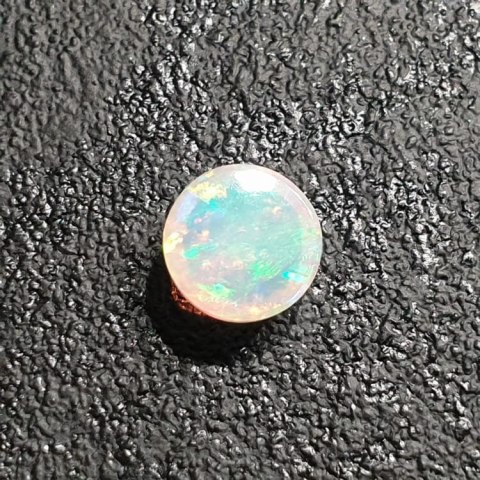 Opal z Etiopii kaboszon fi 8 mm nr 390