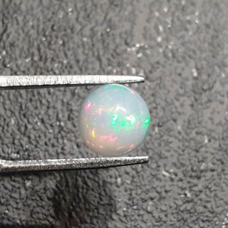 Opal z Etiopii kaboszon fi 8 mm nr 393