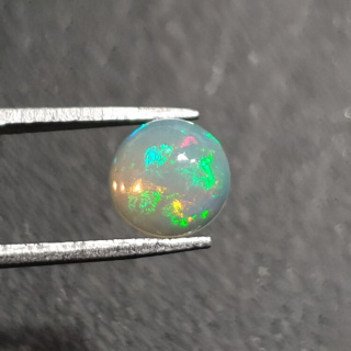 Opal z Etiopii kaboszon fi 8 mm nr 395