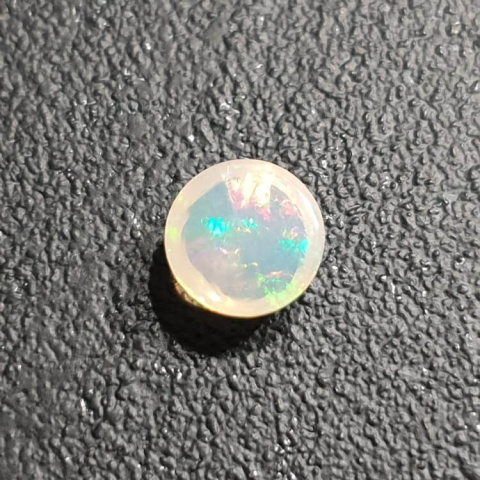 Opal z Etiopii kaboszon fi 8 mm nr 395