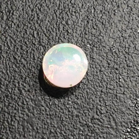 Opal z Etiopii kaboszon fi 8 mm nr 398