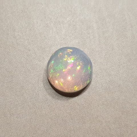 Opal z Etiopii kaboszon fi 8 mm nr 401