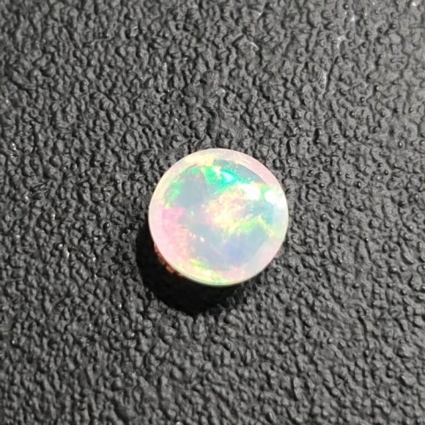 Opal z Etiopii kaboszon fi 8 mm nr 404