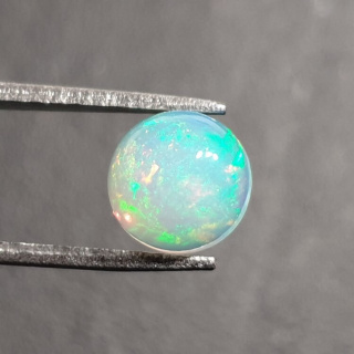 Opal z Etiopii kaboszon fi 8 mm nr 405