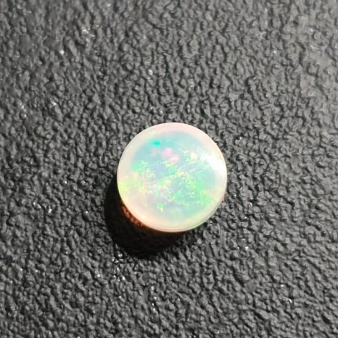 Opal z Etiopii kaboszon fi 8 mm nr 408